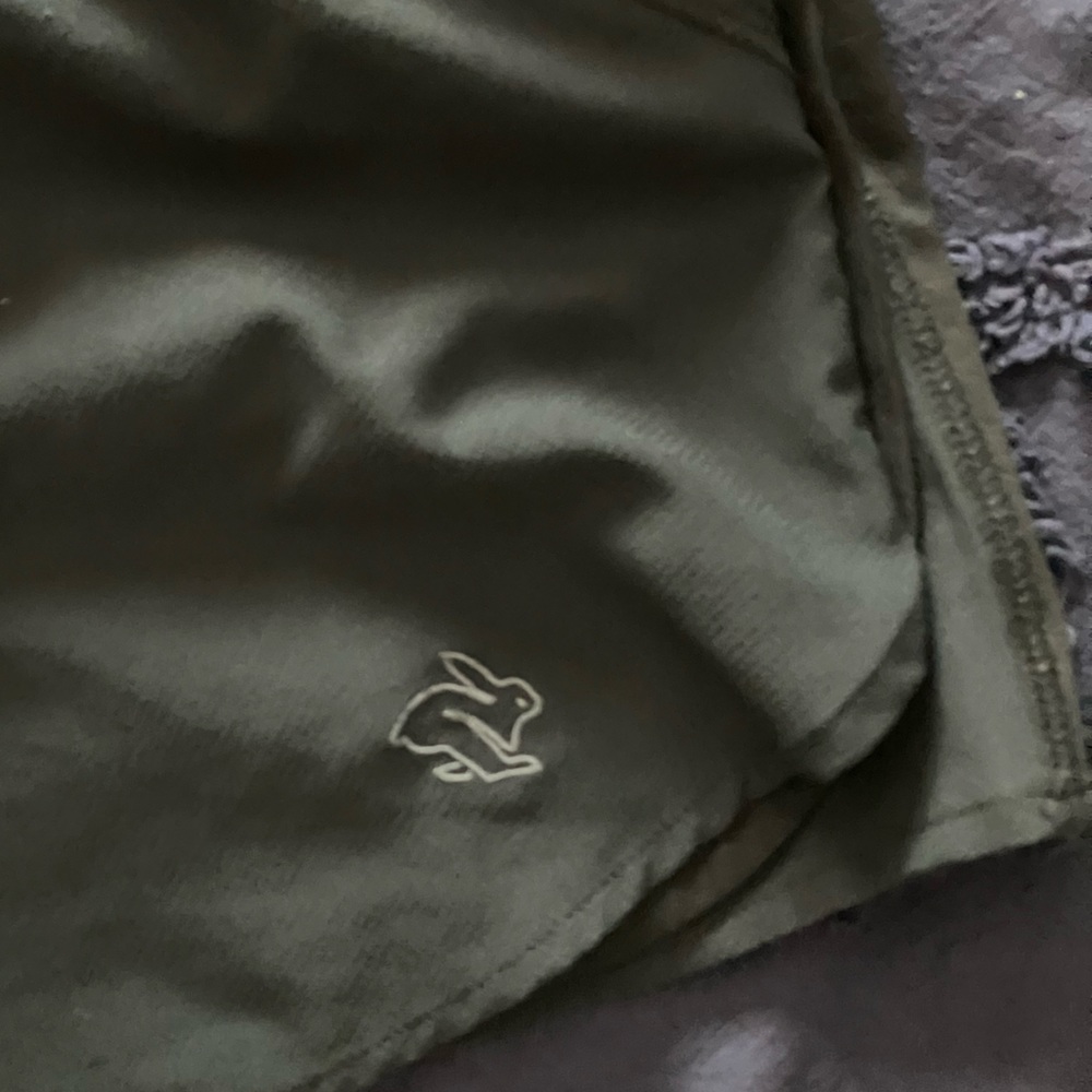 Relaxed fit, Mid-Rise Waist 4” inseam